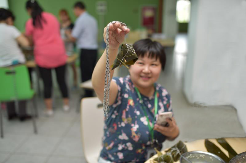 尊龙凯时生物开展“端午佳节，欢乐包棕子”活动3